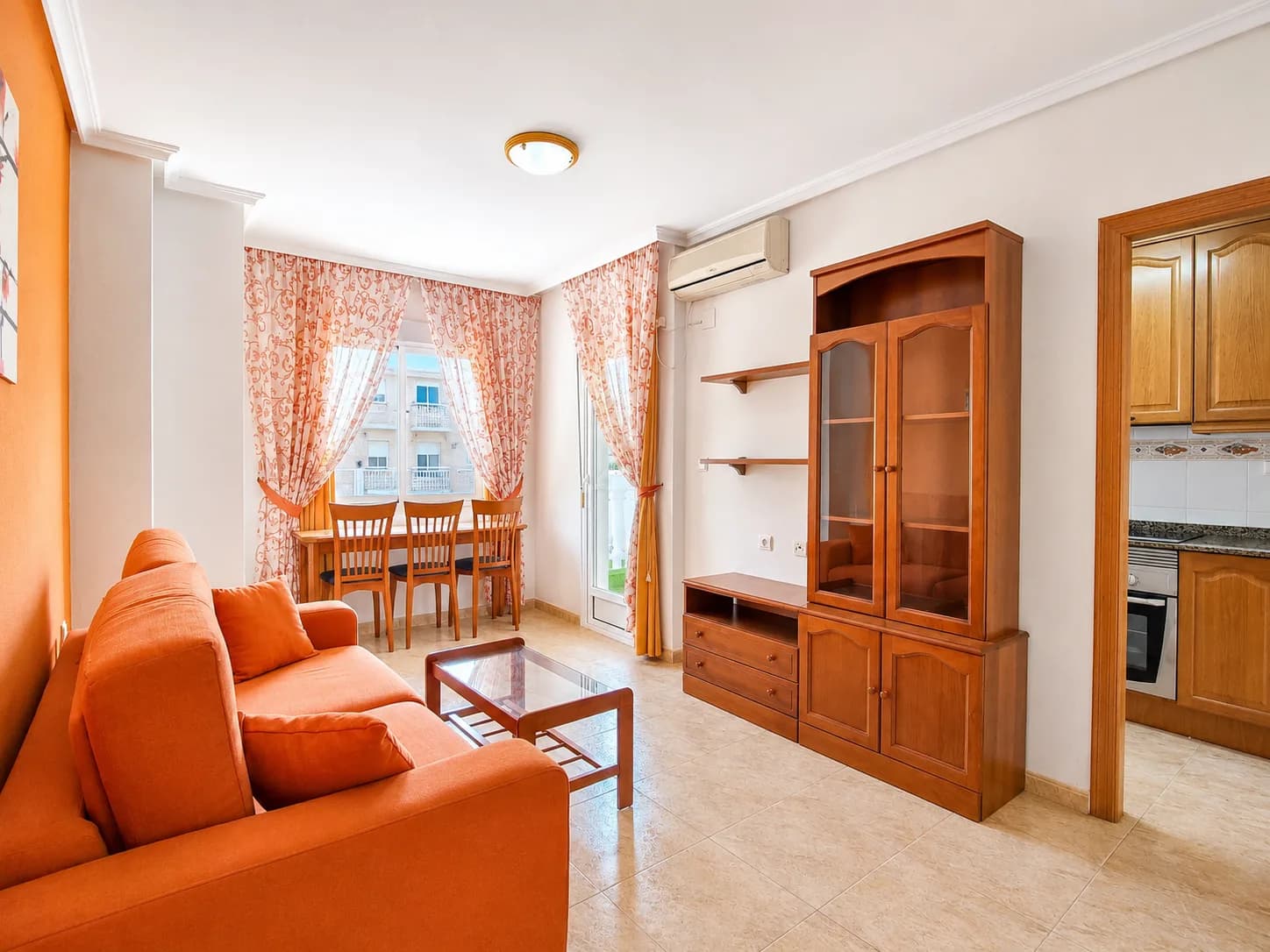 Apartment de 2 dormitorios en venta en Torrevieja, Alicante - Image 2