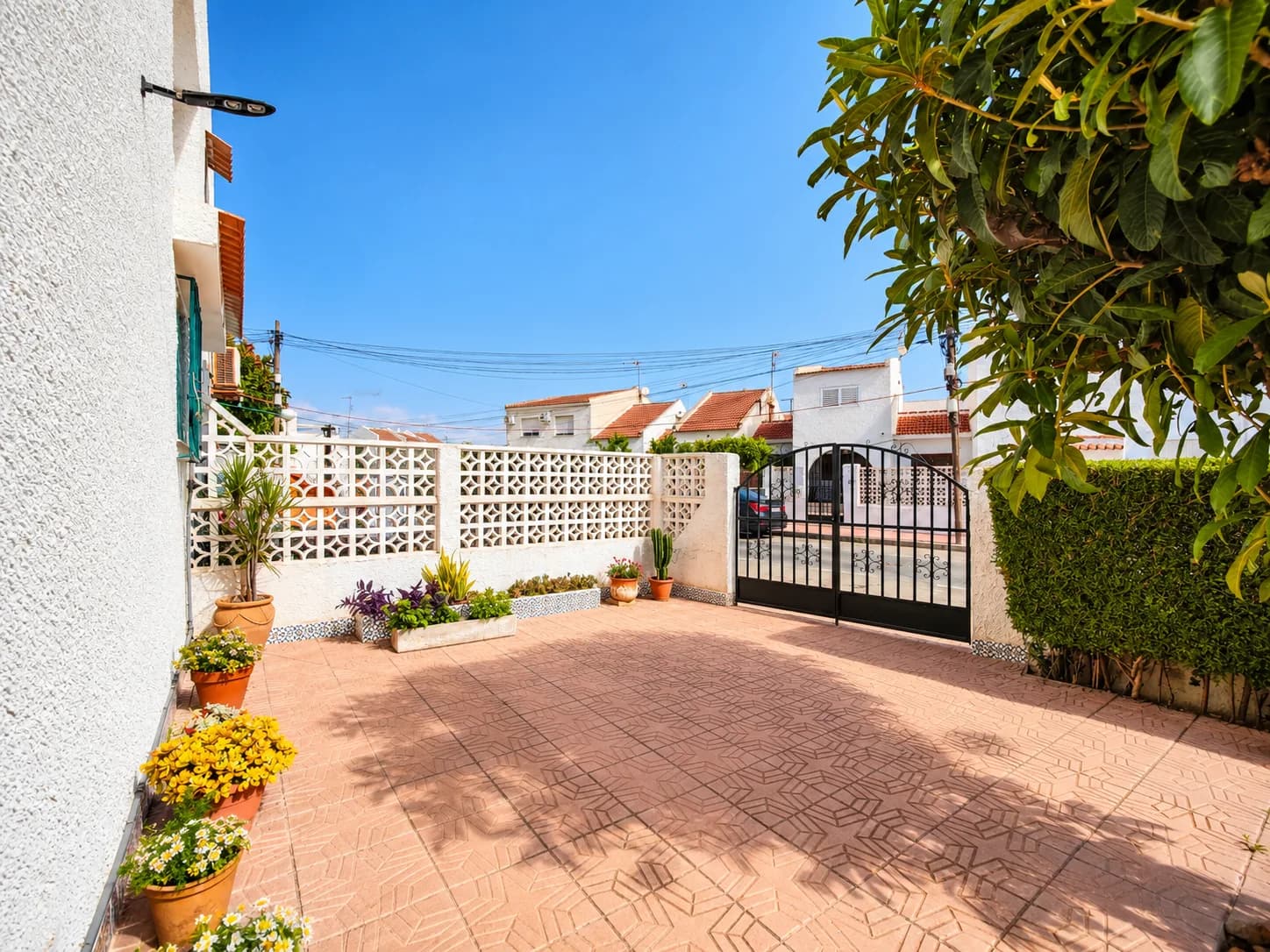 Townhouse de 2 dormitorios en venta en Torrevieja, Alicante - Image 3