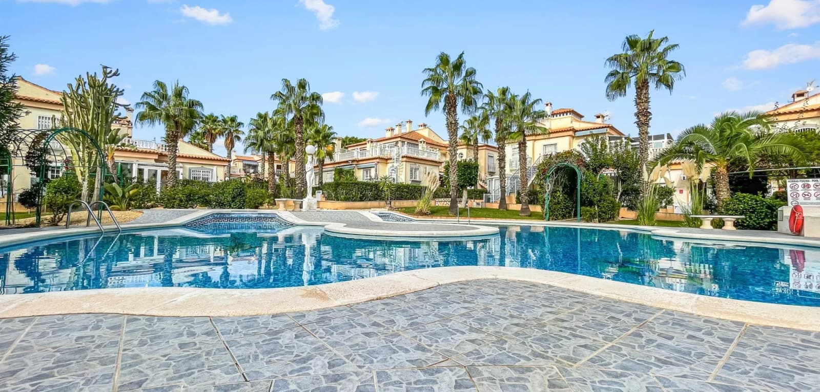 Apartment de 2 dormitorios en venta en Orihuela Costa, Costa Blanca (Alicante) - Image 2