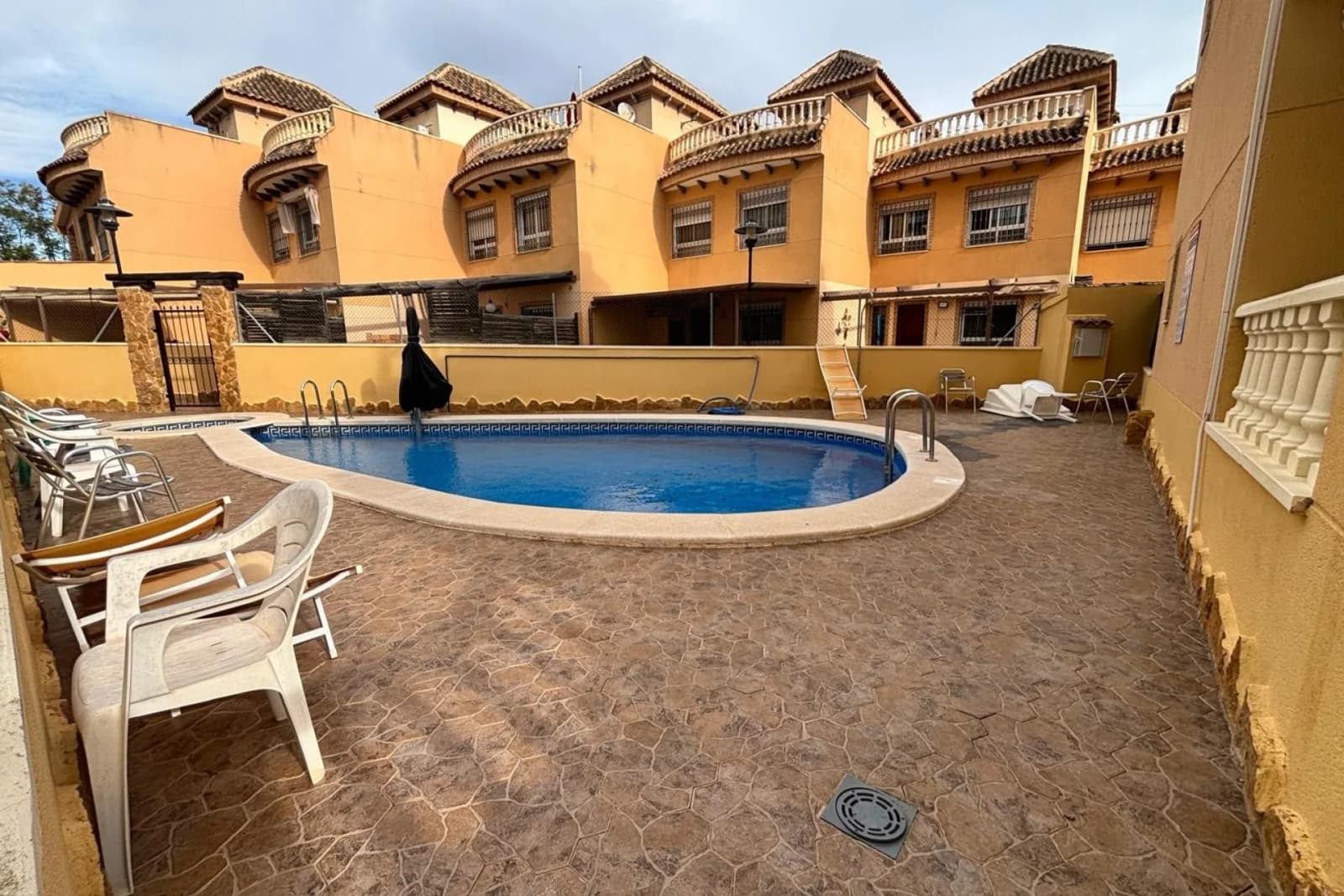 Townhouse de 5 dormitorios en venta en Urbanització Els Estanys, Alicante - Image 2