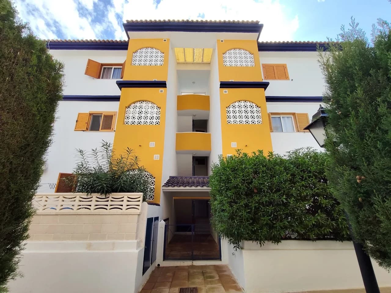 Villa de 2 dormitorios en venta en Mil Palmeras, Alicante - Image 2