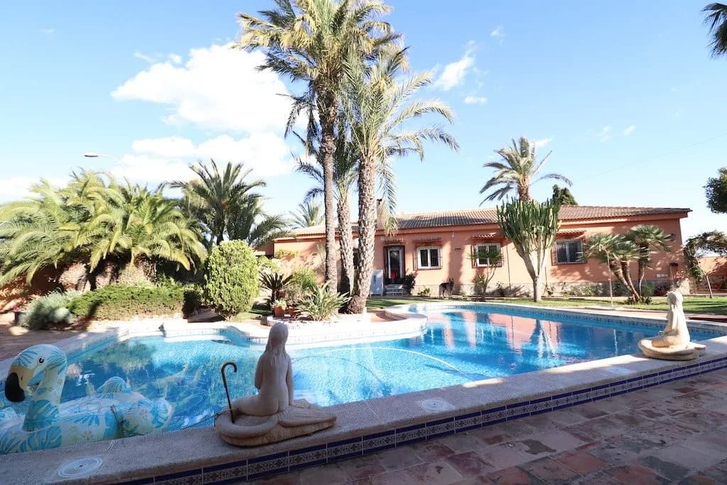 Villa de 5 dormitorios en venta en Torrevieja, Alicante
