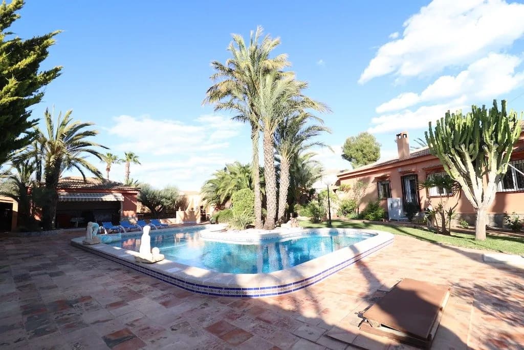 Villa de 5 dormitorios en venta en Torrevieja, Alicante - Image 2