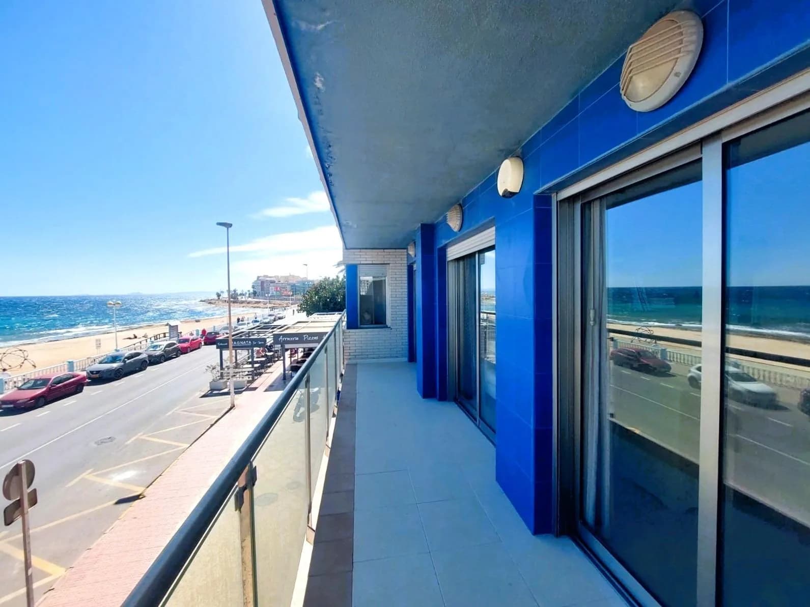 Apartment de 4 dormitorios en venta en Torrevieja, Alicante - Image 2
