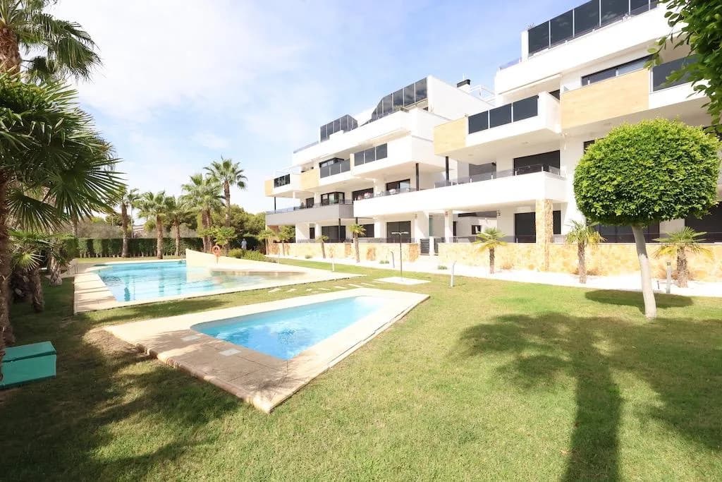 Apartment de 2 dormitorios en venta en Orihuela Costa, Alicante - Image 2