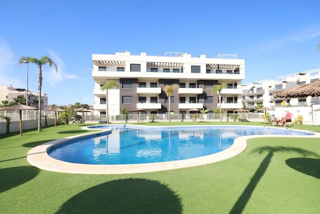 Apartment de 2 dormitorios en venta en Orihuela Costa, Alicante - Image 2