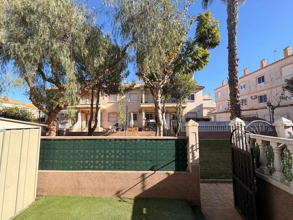 Bungalow de 2 dormitorios en venta en Orihuela Costa, Alicante
