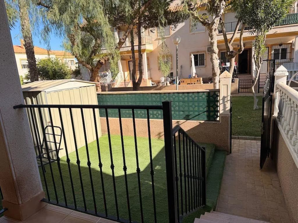 Bungalow de 2 dormitorios en venta en Orihuela Costa, Alicante - Image 2