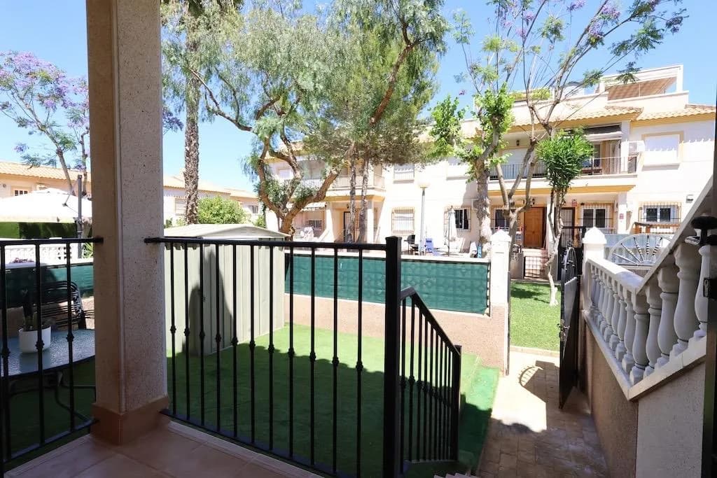 Bungalow de 2 dormitorios en venta en Orihuela Costa, Alicante - Image 3
