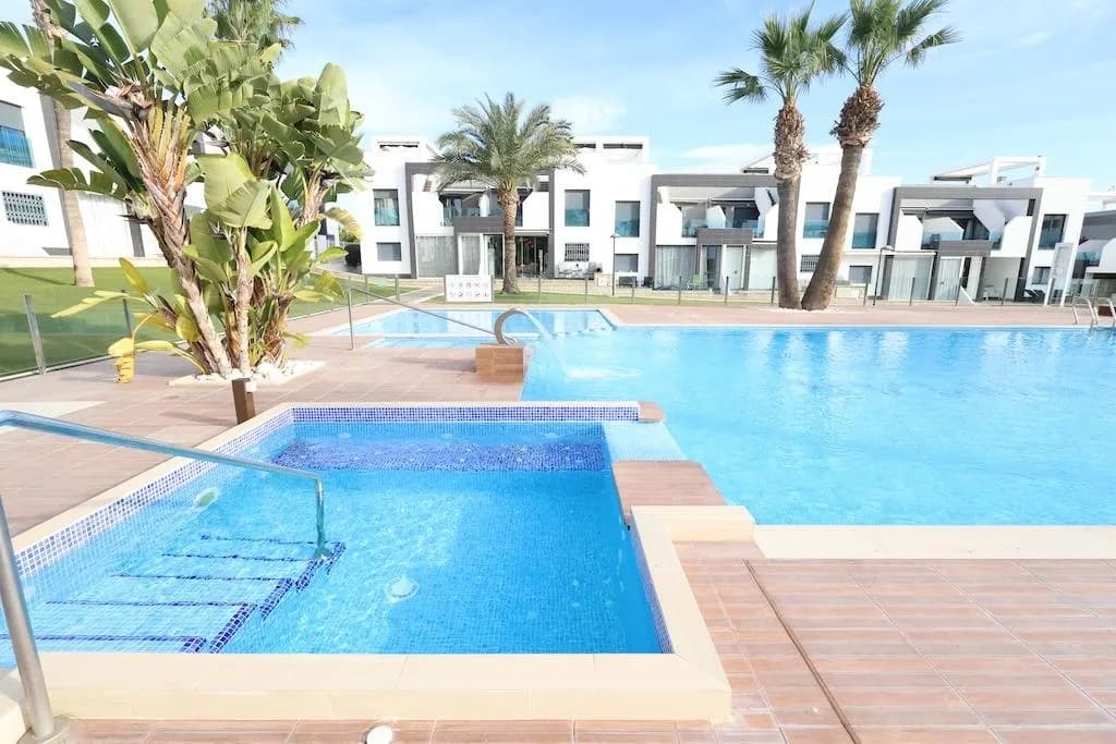 Bungalow de 2 dormitorios en venta en Orihuela Costa, Alicante