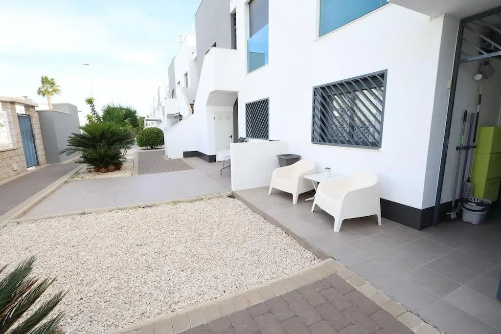 Bungalow de 2 dormitorios en venta en Orihuela Costa, Alicante - Image 2