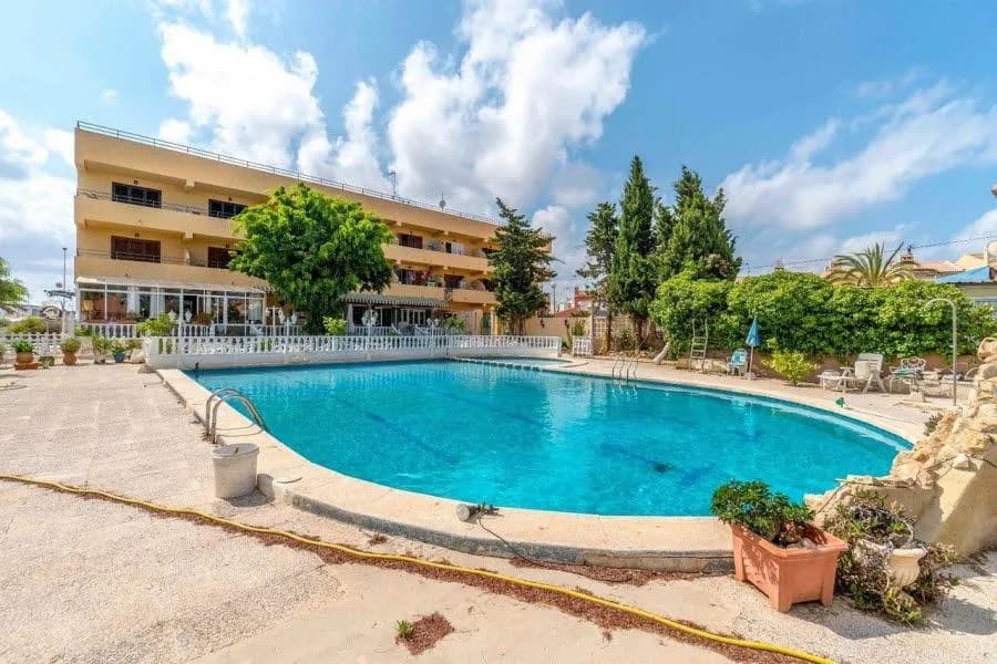 Apartment de 8 dormitorios en venta en Torrevieja, Alicante - Image 2