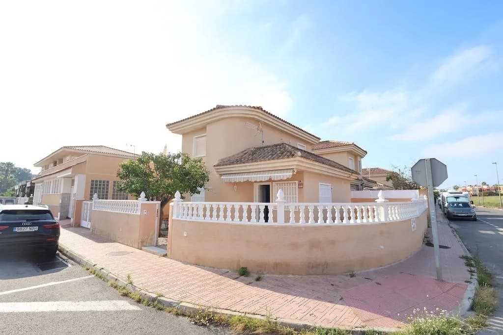 Villa de 3 dormitorios en venta en Torrevieja, Alicante