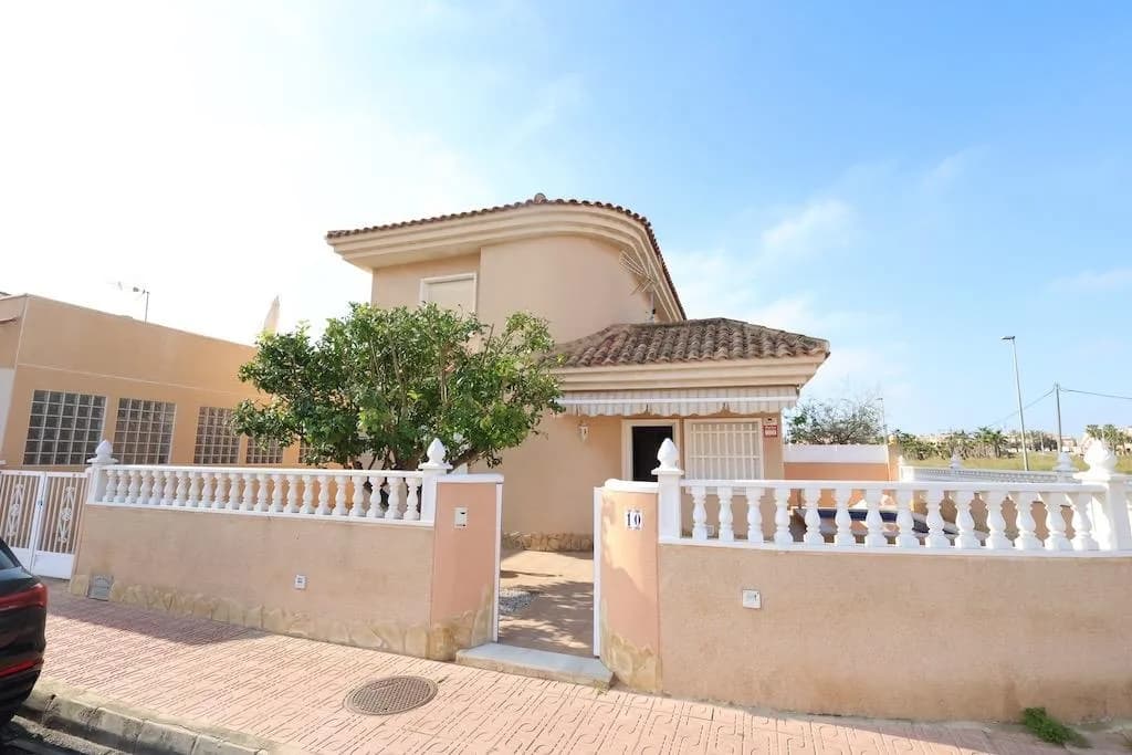 Villa de 3 dormitorios en venta en Torrevieja, Alicante - Image 2