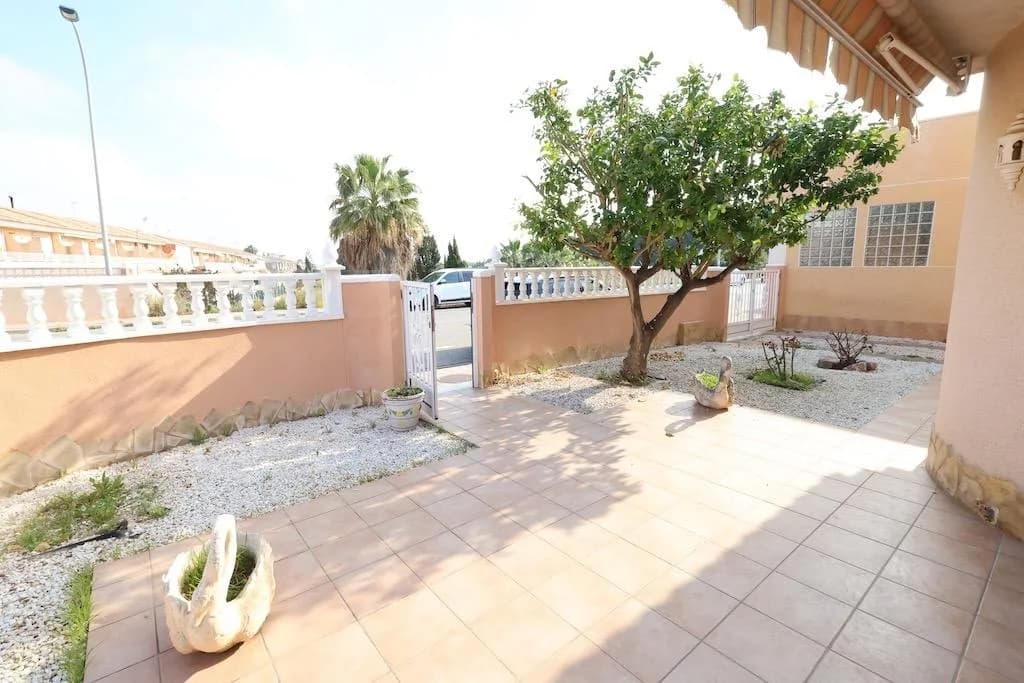 Villa de 3 dormitorios en venta en Torrevieja, Alicante - Image 3