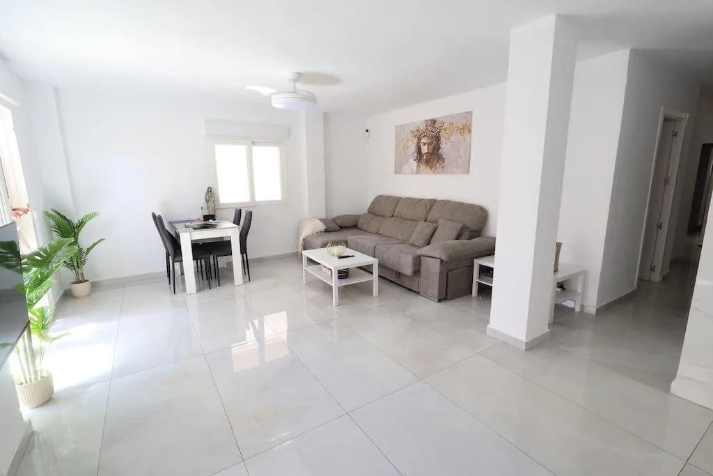 Apartment de 3 dormitorios en venta en Torrevieja, Alicante - Image 4