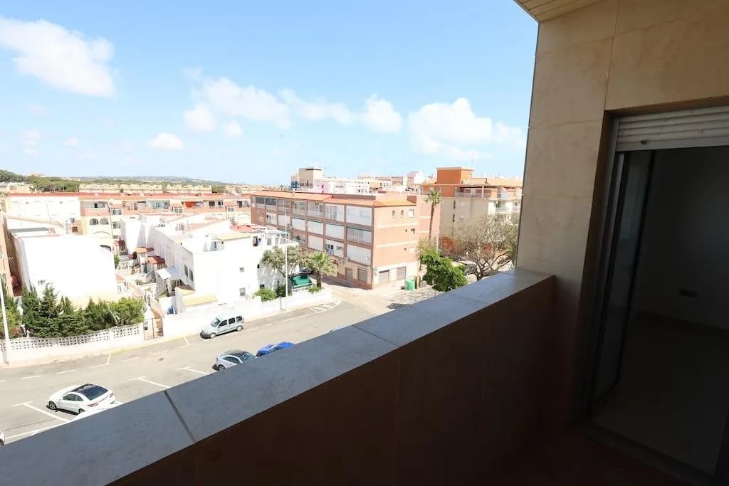 Apartment de 3 dormitorios en venta en Torrevieja, Alicante - Image 4