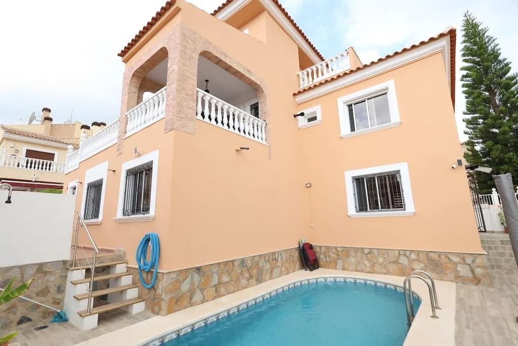 Villa de 5 dormitorios en venta en San Miguel de Salinas, Alicante