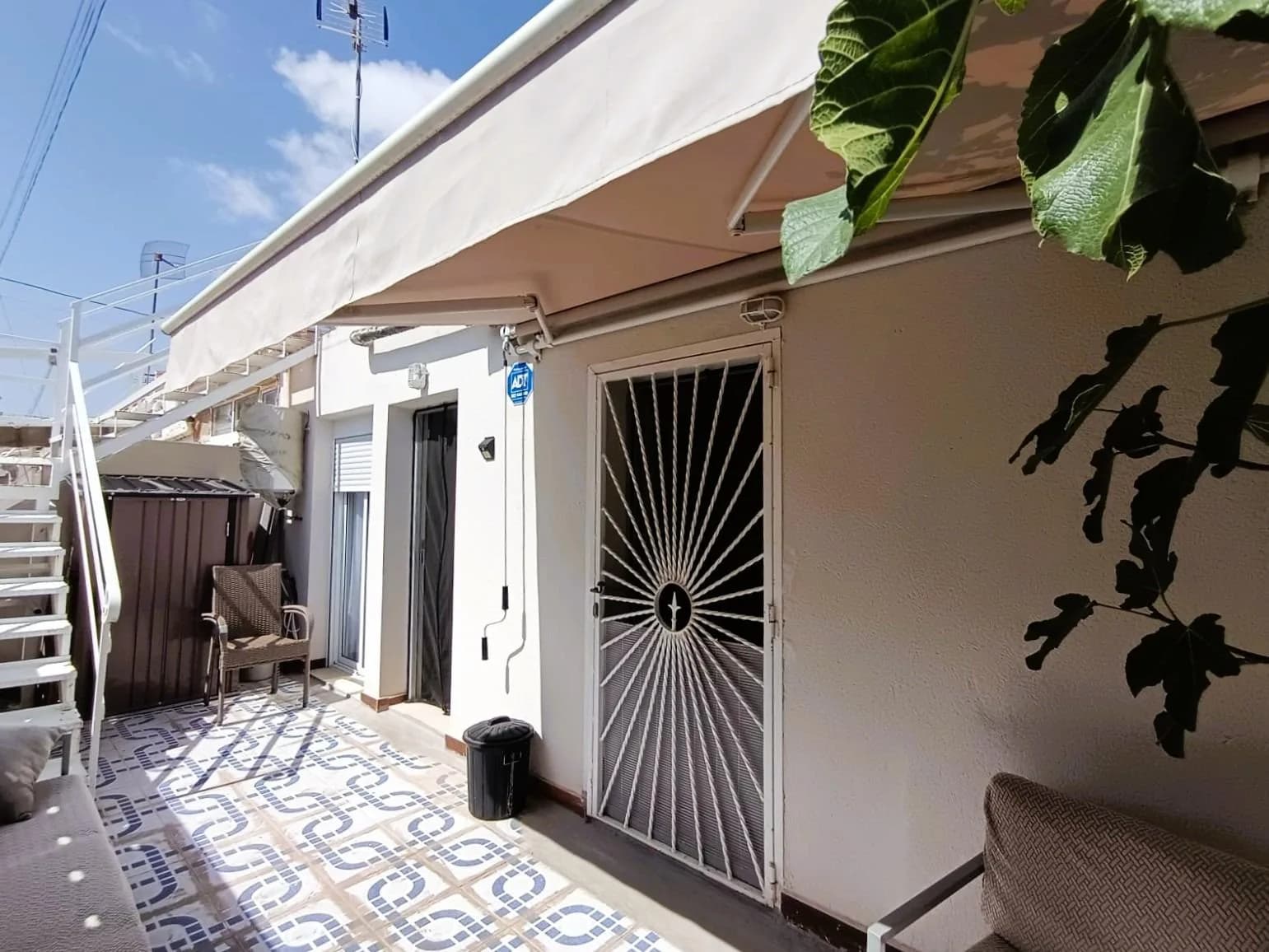 Bungalow de 1 dormitorios en venta en Torrevieja, Alicante - Image 2