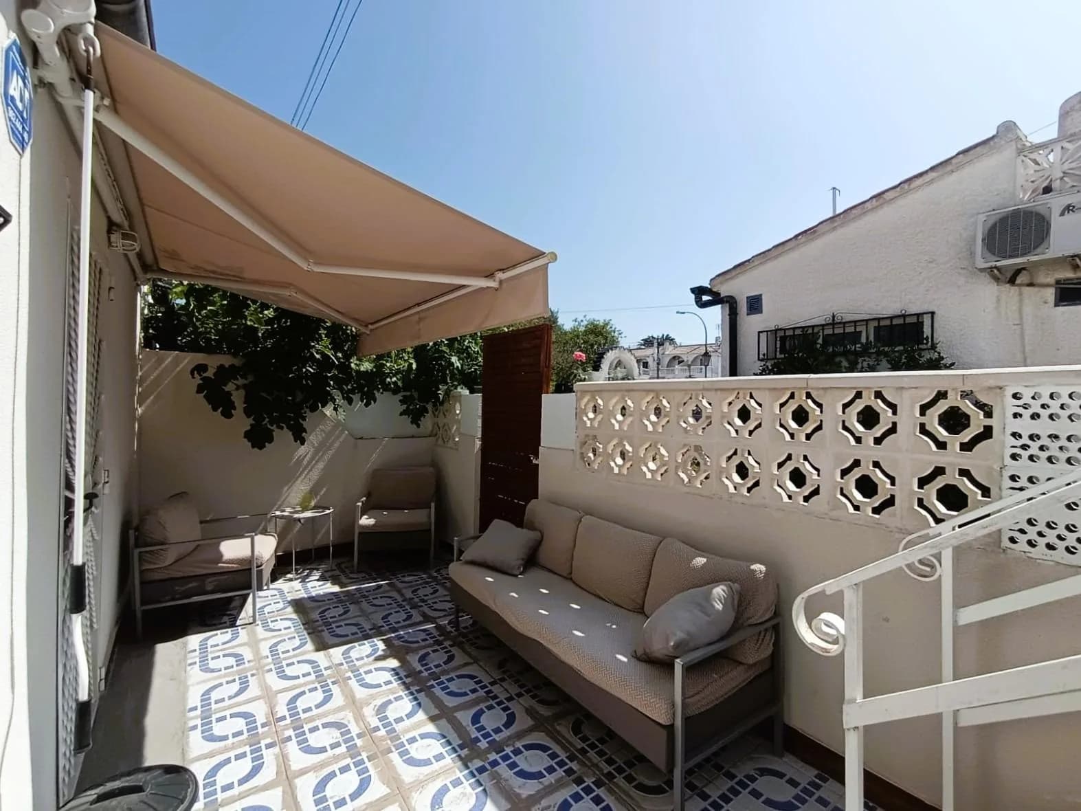 Bungalow de 1 dormitorios en venta en Torrevieja, Alicante - Image 4