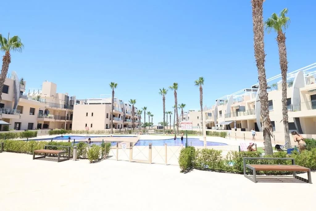 Apartment de 2 dormitorios en venta en Pilar de la Horadada, Alicante - Image 2