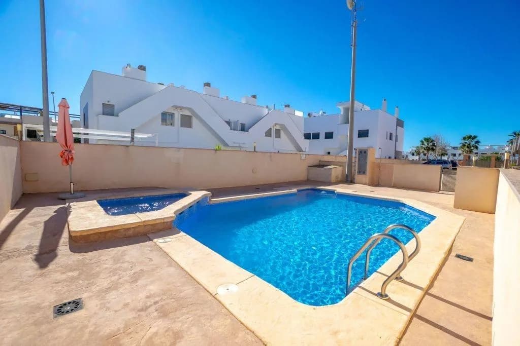Villa de 2 dormitorios en venta en Pilar de la Horadada, Alicante