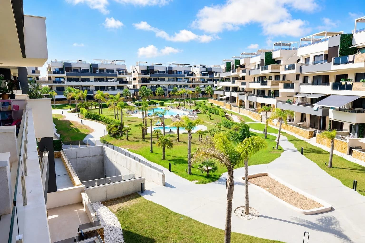 Apartment de 3 dormitorios en venta en Orihuela Costa, Alicante - Image 2