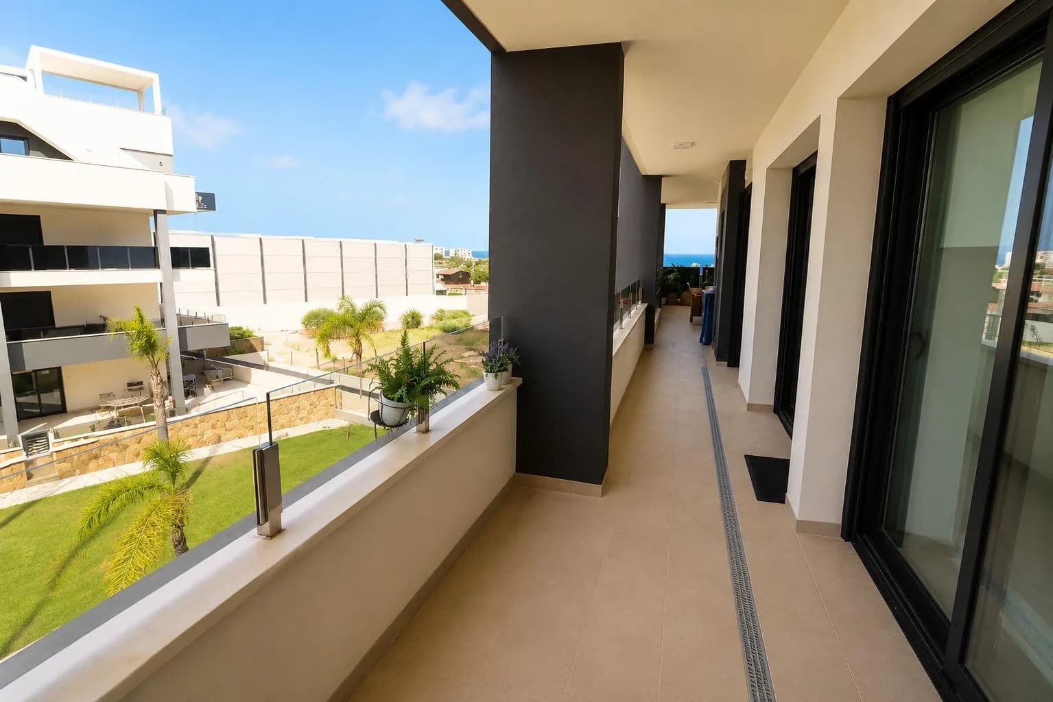 Apartment de 3 dormitorios en venta en Orihuela Costa, Alicante - Image 4