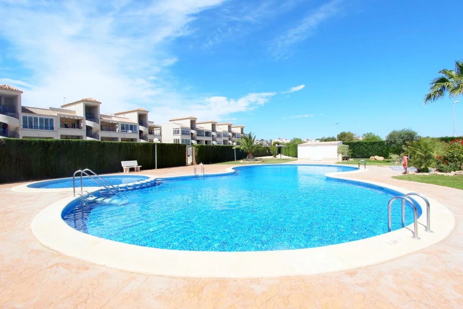 Apartment de 2 dormitorios en venta en Orihuela Costa, Alicante