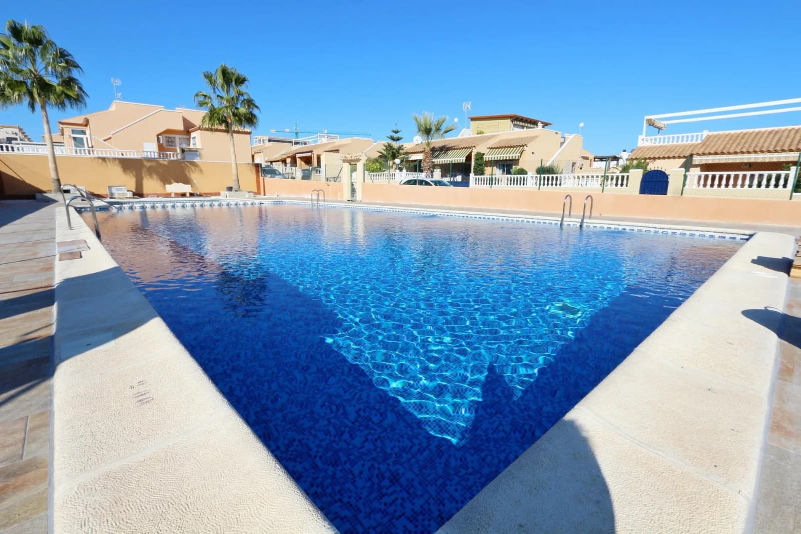 Apartment de 2 dormitorios en venta en Orihuela Costa, Alicante - Image 2