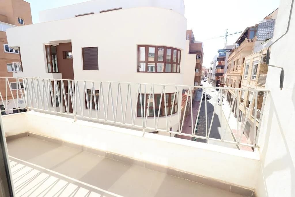 Apartment de 3 dormitorios en venta en Torrevieja, Alicante - Image 8
