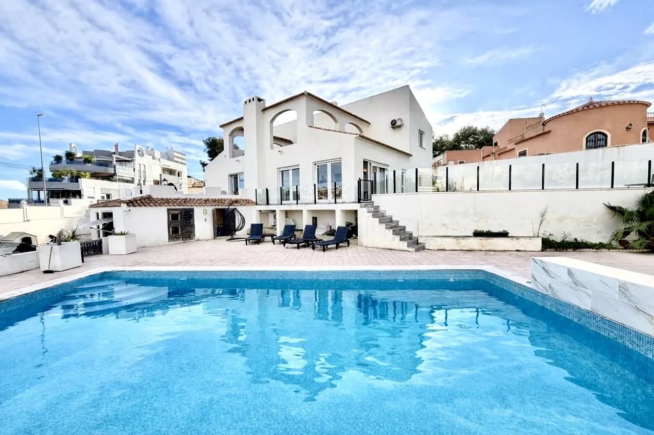 6 Bedroom Villa for Sale in Villamartin, Alicante