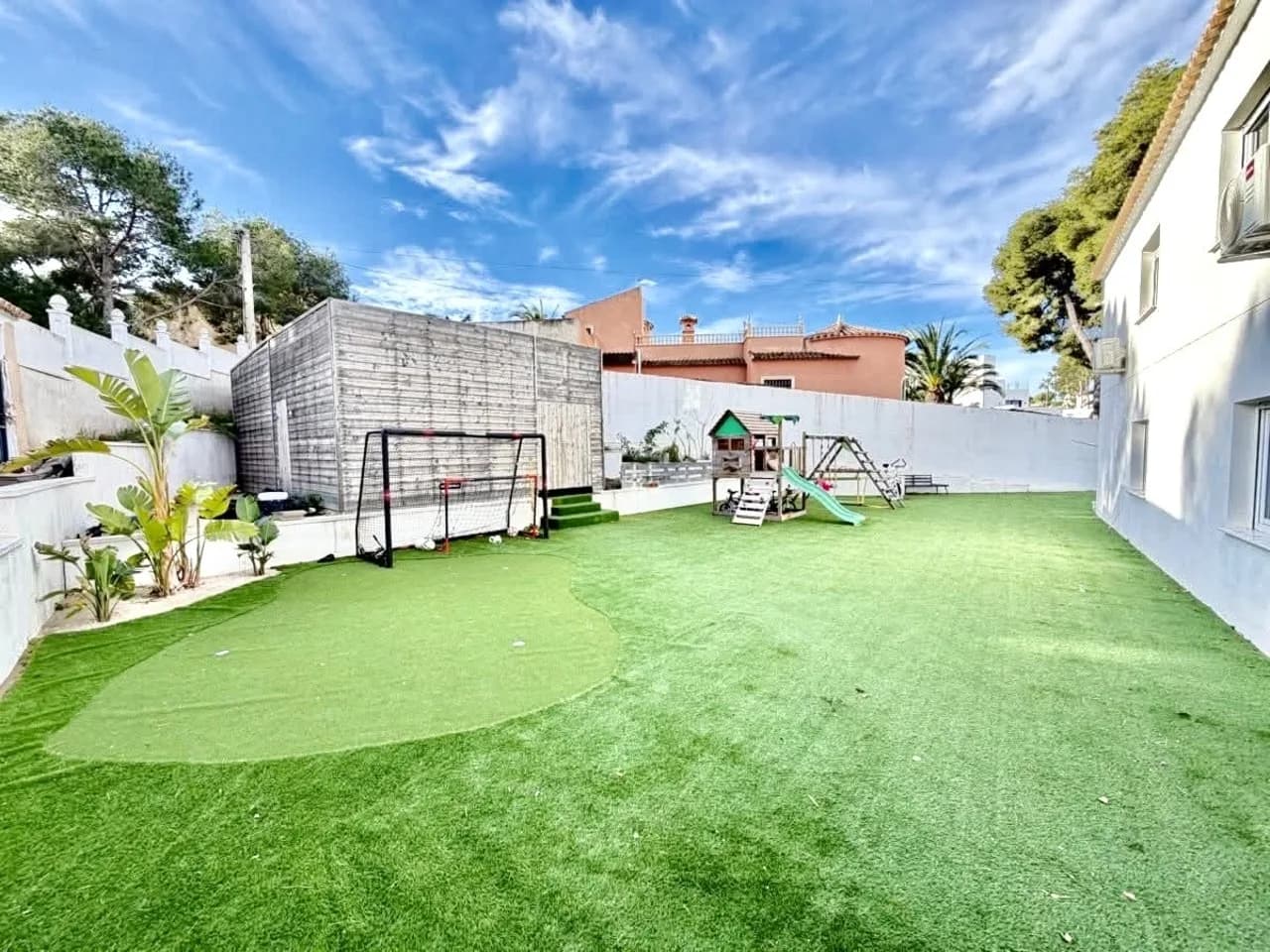 6 Bedroom Villa for Sale in Villamartin, Alicante - Image 2