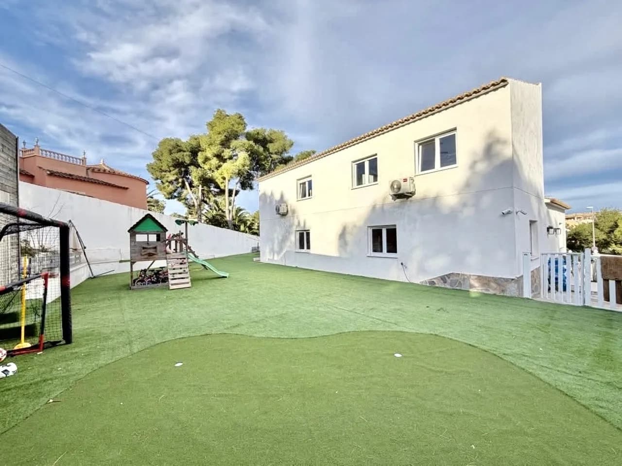 6 Bedroom Villa for Sale in Villamartin, Alicante - Image 3