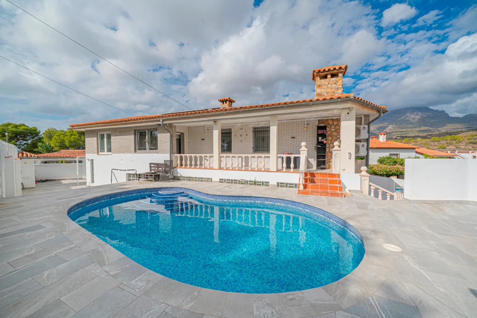 5 Bedroom Villa for Sale in La Nucia, Alicante