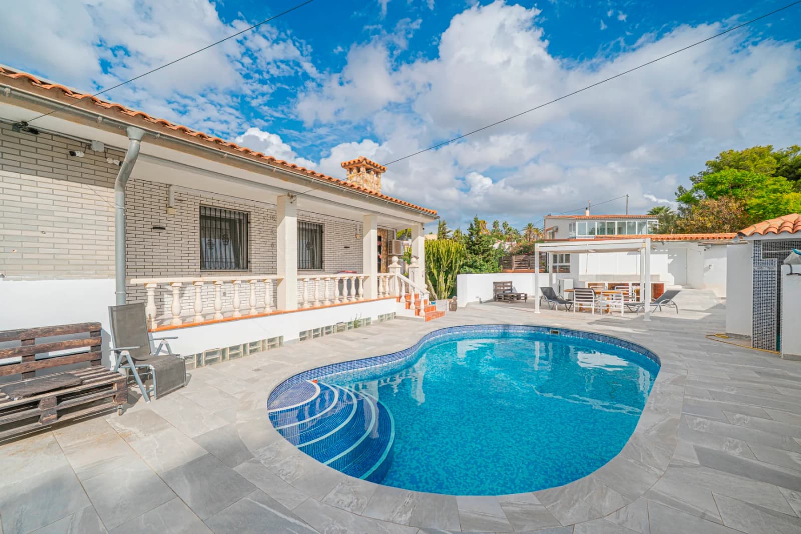 5 Bedroom Villa for Sale in La Nucia, Alicante - Image 2