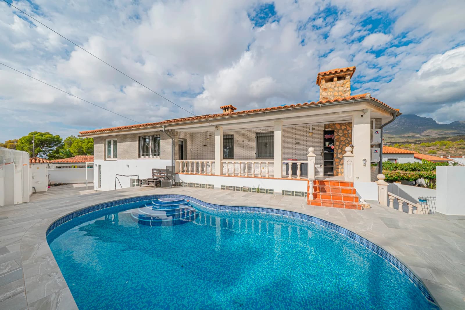5 Bedroom Villa for Sale in La Nucia, Alicante - Image 4