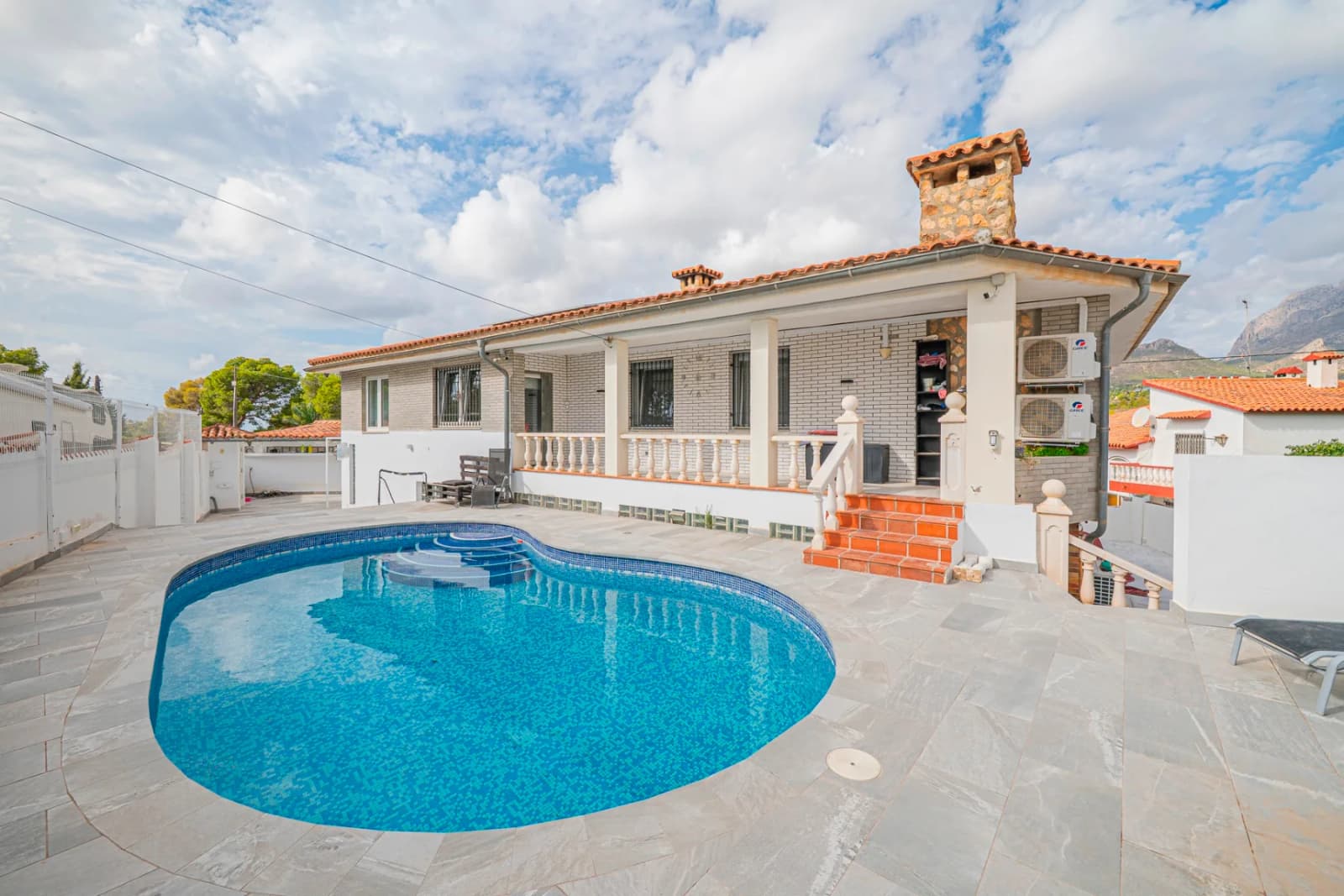5 Bedroom Villa for Sale in La Nucia, Alicante - Image 5