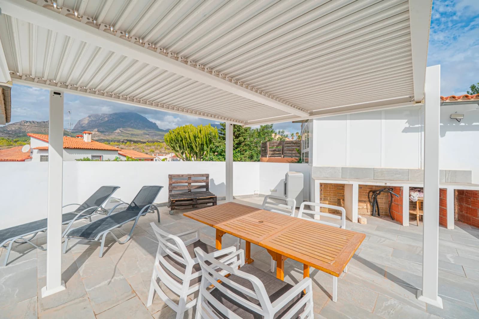5 Bedroom Villa for Sale in La Nucia, Alicante - Image 8