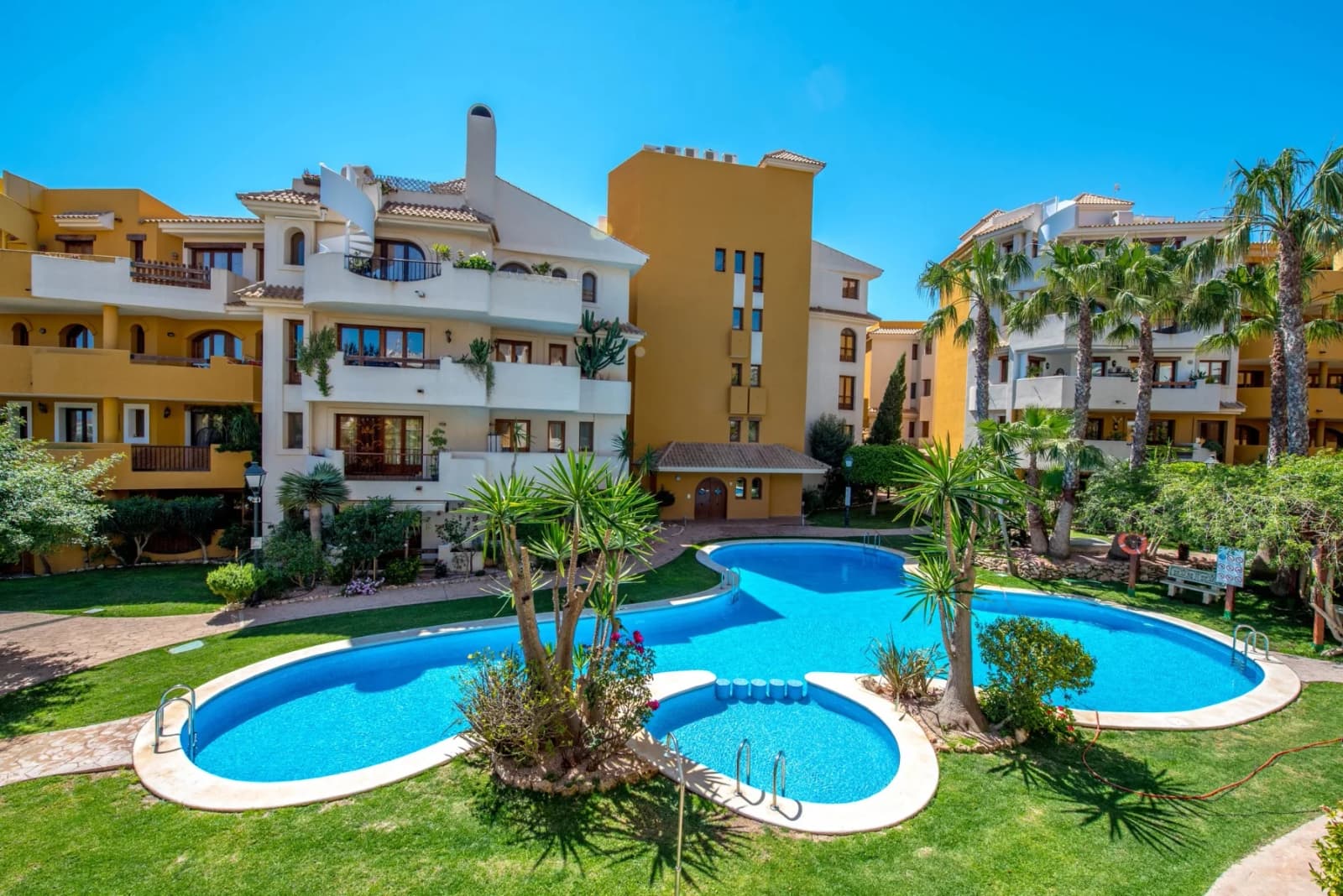 Apartament In Punta Prima - Image 2