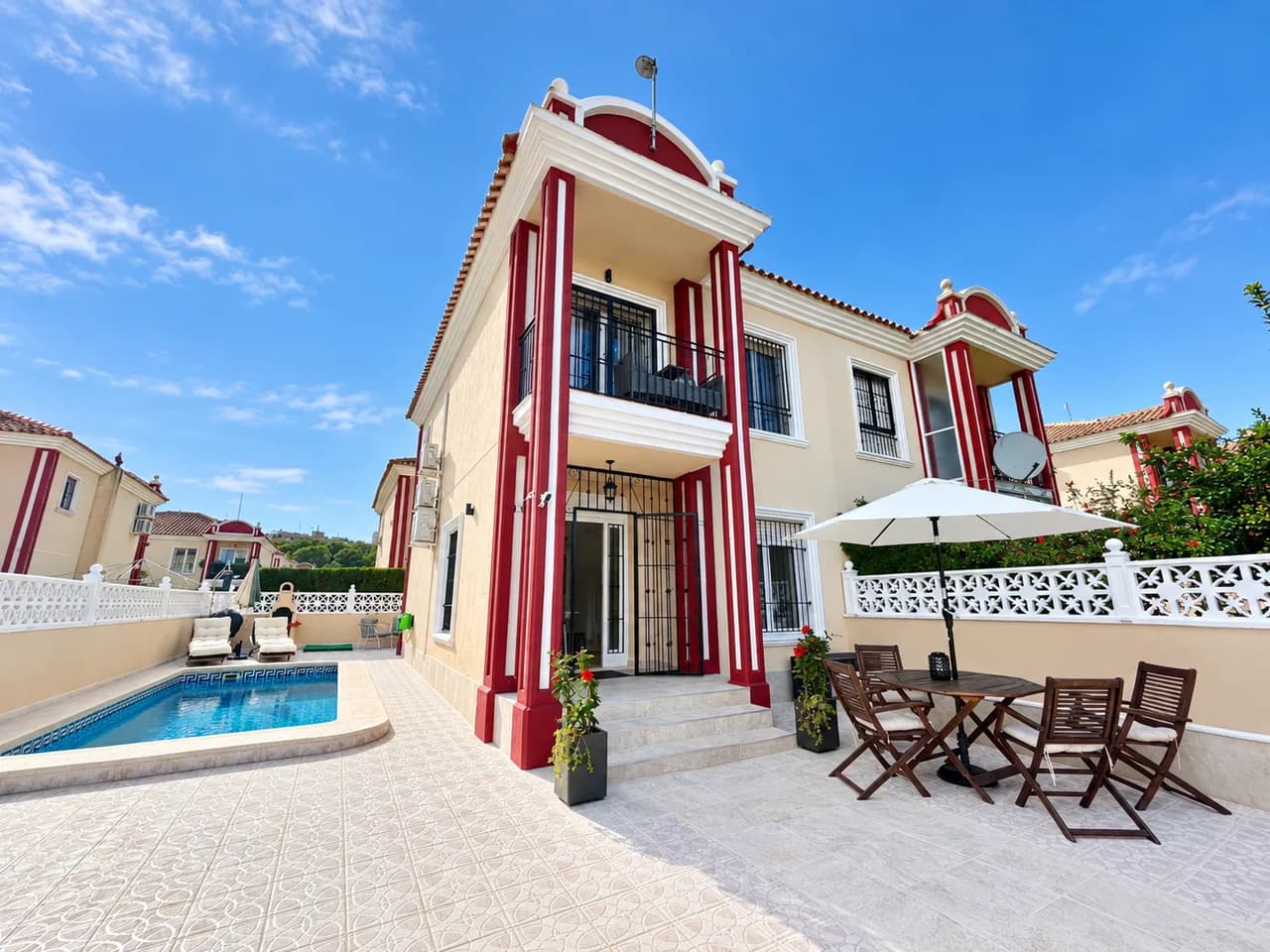 Townhouse de 3 dormitorios en venta en Dehesa De Campoamor, Alicante