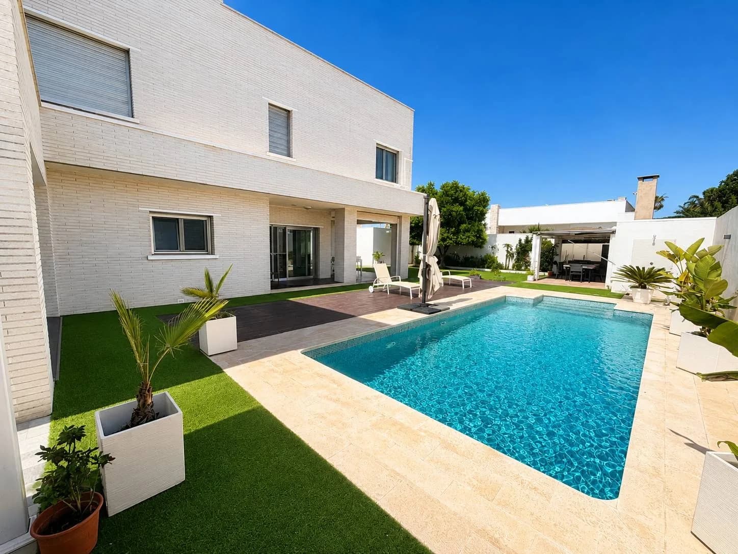 Villa de 5 dormitorios en venta en Torrevieja, Alicante - Image 2