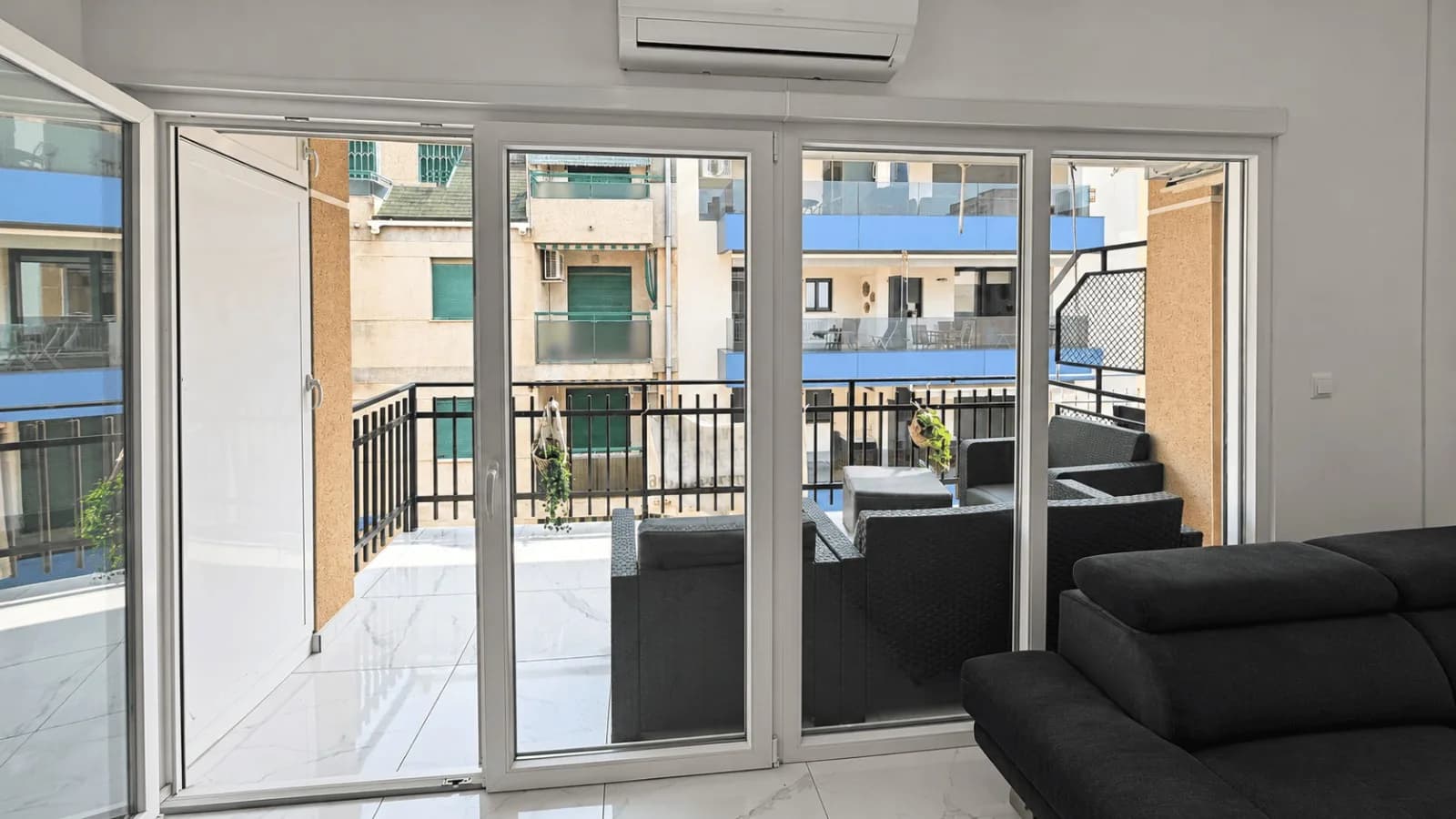 Apartment de 3 dormitorios en venta en Torrevieja, Alicante - Image 4
