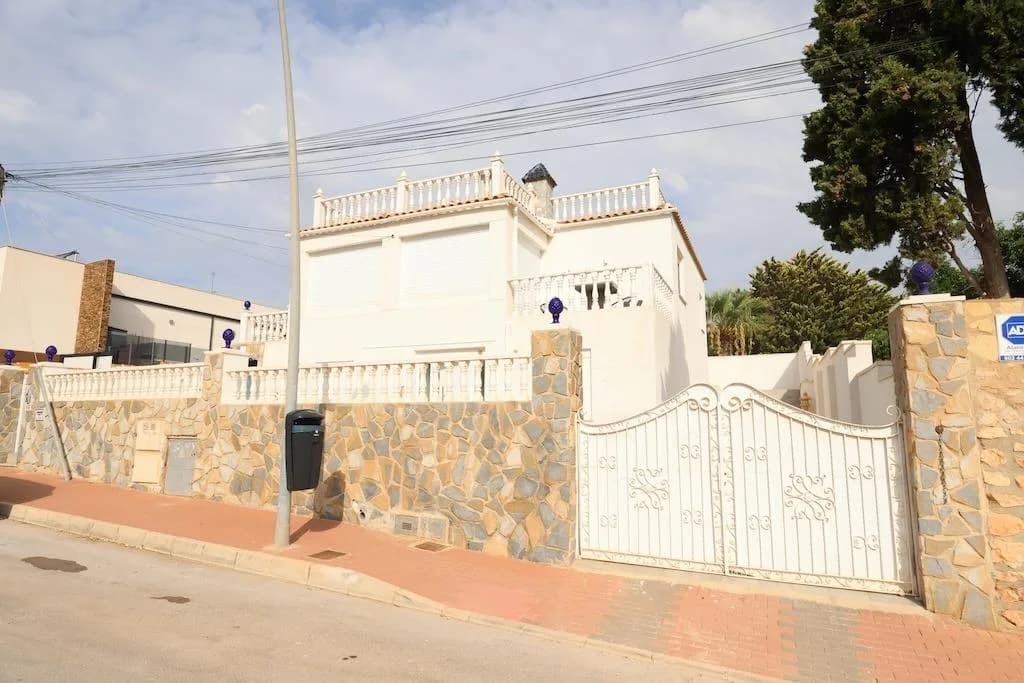Villa de 5 dormitorios en venta en Torrevieja, Alicante