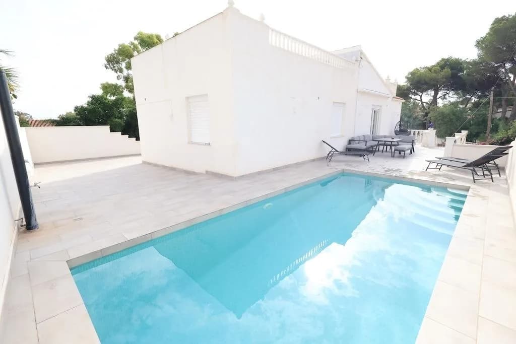 Villa de 5 dormitorios en venta en Torrevieja, Alicante - Image 3