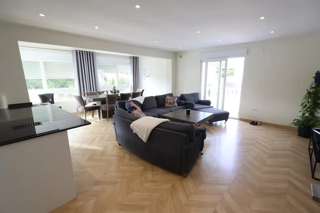 Villa de 5 dormitorios en venta en Torrevieja, Alicante - Image 9