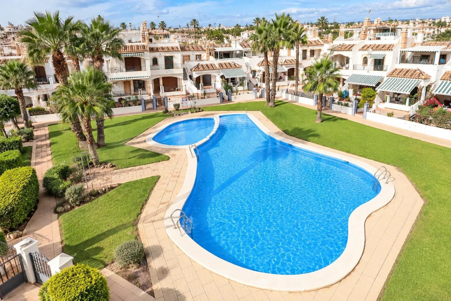 Duplex de 2 dormitorios en venta en Orihuela Costa, Alicante