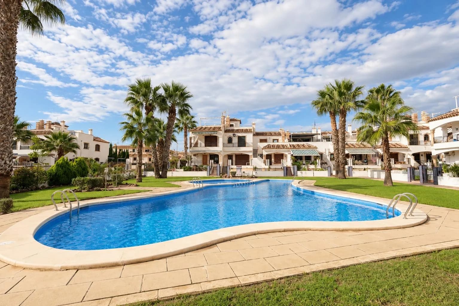 Duplex de 2 dormitorios en venta en Orihuela Costa, Alicante - Image 2