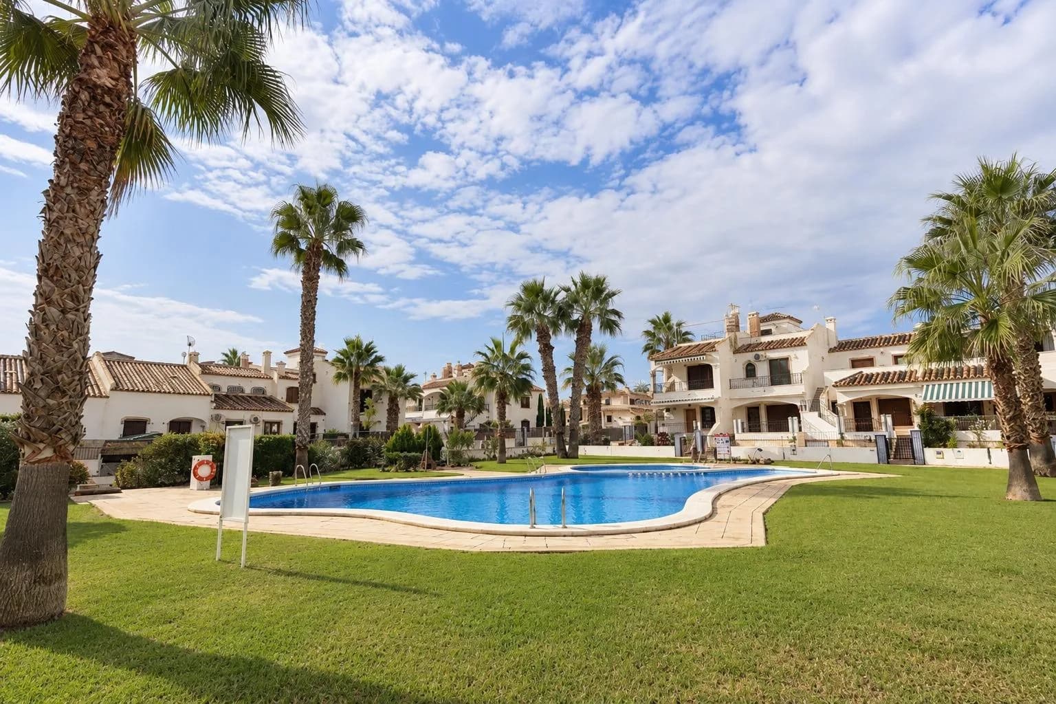 Duplex de 2 dormitorios en venta en Orihuela Costa, Alicante - Image 5
