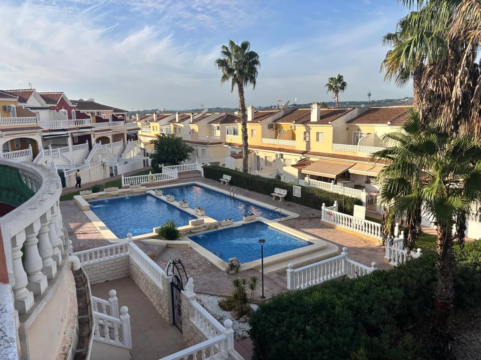 Townhouse de 3 dormitorios en venta en Urbanización Monteazul, Alicante - Image 2